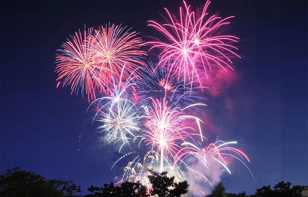 Высотный салют Великий Новгород Высотный салют – слагаемые пиротехнического эффекта. Визуальный эффект высотного салюта - заряд летит на высоту, соответствующую калибру пусковой мортиры. После выстрела из пушки пиротехнический шар высотного салюта достигает высоты 100, 150 или все 300 метров, где взрывается ослепительно – яркой огненной сферой. организация и проведение фейерверк шоу от магазина пиротехники — Великий Новгород Высотный салют Великий Новгород Высотный салют – слагаемые пиротехнического эффекта. Визуальный эффект высотного салюта - заряд летит на высоту, соответствующую калибру пусковой мортиры. После выстрела из пушки пиротехнический шар высотного салюта достигает высоты 100, 150 или все 300 метров, где взрывается ослепительно – яркой огненной сферой. организация и проведение фейерверк шоу от магазина пиротехники — Великий Новгород