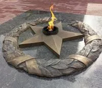 Бронзовый венок со звездой вечного огня в Великом Новгороде (518550)